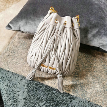 ミュウミュウ MIUMIU 99-MM5BE014QF　2022年最新入荷 バゲットバッグ 斜め掛け ショルダーバッグ ドローストリングバッグ クロスボディバッグ マテラッセ レザー