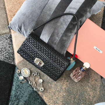 ミュウミュウ MIUMIU 99-MM5BD233ZBK　2022年最新入荷 アイコニック クリスタル レザー バッグ ホーボーバッグ 肩掛け ショルダーバッグ クロスボディバッグ
