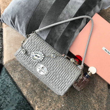 ミュウミュウ MIUMIU 99-MM5BD233ZQL　2022年最新入荷 アイコニック クリスタル レザー バッグ ホーボーバッグ 肩掛け ショルダーバッグ クロスボディバッグ