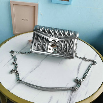 ミュウミュウ MIUMIU 99-MM5BH099YS　2022年最新入荷 斜め掛け ショルダーバッグ クロスボディバッグ レディースかばん チェーンポッチ マテラッセ レザー