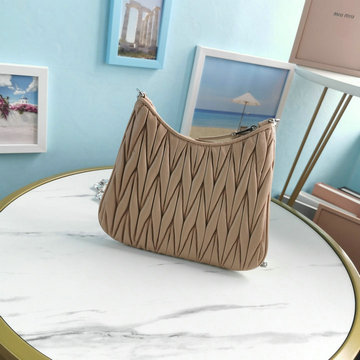 商品名称：ミュウミュウ MIUMIU 99-MM5BH189XS　2022年最新入荷 チェーンバッグ 斜め掛け ショルダーバッグ クロスボディバッグ レディースかばん マテラッセ レザー