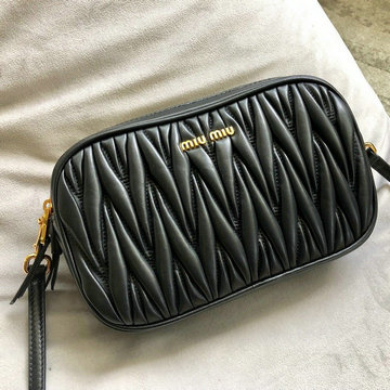 ミュウミュウ MIUMIU 99-MM5BH539BK　2022年最新入荷 スクエアバッグ 斜め掛け ショルダーバッグ クロスボディバッグ レディースかばん マテラッセレザー