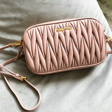 商品名称：ミュウミュウ MIUMIU 99-MM5BH539FH　2022年最新入荷 スクエアバッグ 斜め掛け ショルダーバッグ クロスボディバッグ レディースかばん マテラッセレザー