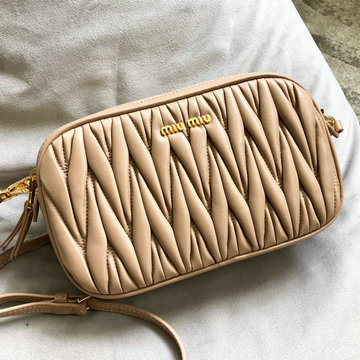 商品名称：ミュウミュウ MIUMIU 99-MM5BH539LF　2022年最新入荷 スクエアバッグ 斜め掛け ショルダーバッグ クロスボディバッグ レディースかばん マテラッセレザー