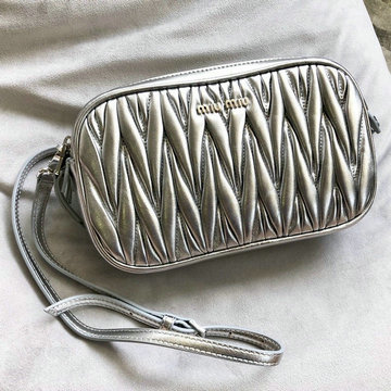 商品名称：ミュウミュウ MIUMIU 99-MM5BH539YS　2022年最新入荷 スクエアバッグ 斜め掛け ショルダーバッグ クロスボディバッグ レディースかばん マテラッセレザー