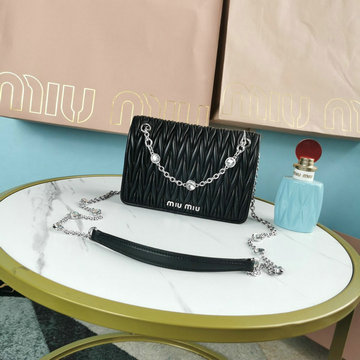 ミュウミュウ MIUMIU 99-MM5BP065LBK　2022年最新入荷 クリスタル付き ミニ チェーンポーチ 斜め掛け ショルダーバッグ クロスボディバッグ レディースかばん