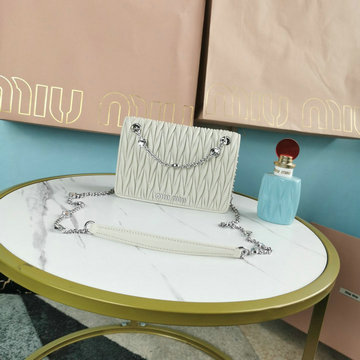 商品名称：ミュウミュウ MIUMIU 99-MM5BP065LBS　2022年最新入荷 クリスタル付き ミニ チェーンポーチ 斜め掛け ショルダーバッグ クロスボディバッグ レディースかばん