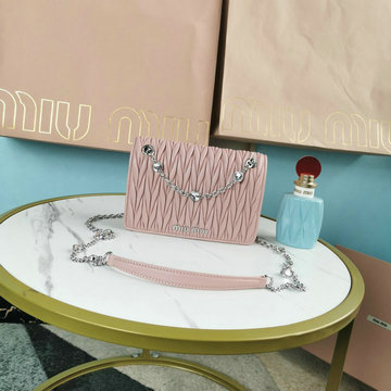 ミュウミュウ MIUMIU 2022年最新入荷 クリスタル付き ミニ チェーンポーチ 斜め掛け ショルダーバッグ クロスボディバッグ レディースかばん