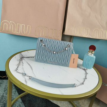 商品名称：ミュウミュウ MIUMIU 99-MM5BP065LQL　2022年最新入荷 クリスタル付き ミニ チェーンポーチ 斜め掛け ショルダーバッグ クロスボディバッグ レディースかばん