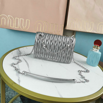 ミュウミュウ MIUMIU 99-MM5BP065LYS　2022年最新入荷 クリスタル付き ミニ チェーンポーチ 斜め掛け ショルダーバッグ クロスボディバッグ レディースかばん