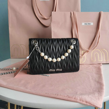 ミュウミュウ MIUMIU 99-MM5BP065ZBK　2022年最新入荷 クリスタル付き ミニ チェーンポーチ 斜め掛け ショルダーバッグ クロスボディバッグ レディースかばん