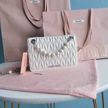 商品名称：ミュウミュウ MIUMIU 99-MM5BP065ZBS　2022年最新入荷 クリスタル付き ミニ チェーンポーチ 斜め掛け ショルダーバッグ クロスボディバッグ レディースかばん