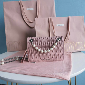 ミュウミュウ MIUMIU 99-MM5BP065ZFH　2022年最新入荷 クリスタル付き ミニ チェーンポーチ 斜め掛け ショルダーバッグ クロスボディバッグ レディースかばん
