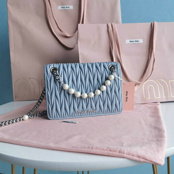 ミュウミュウ MIUMIU 99-MM5BP065ZQL　2022年最新入荷 クリスタル付き ミニ チェーンポーチ 斜め掛け ショルダーバッグ クロスボディバッグ レディースかばん