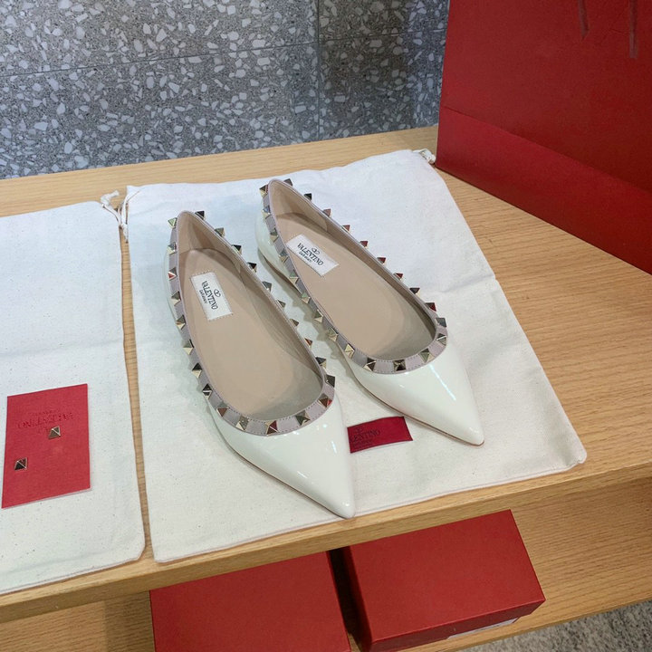 商品名称：ヴァレンティノ Valentino 26-VTJ22011QBS　2022年最新入荷 ローマンスタッズ バレリーナ フラットパンプス フラットシューズ ローファー レディースシューズ 靴