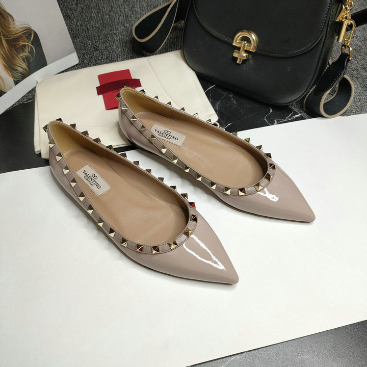商品名称：ヴァレンティノ Valentino 26-VTJ22011QLF　2022年最新入荷 ローマンスタッズ バレリーナ フラットパンプス フラットシューズ ローファー レディースシューズ 靴
