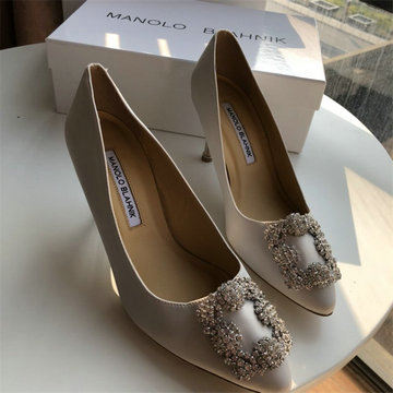 マノロ ブラニク MANOLO BLAHNIK 26-MBJ22007B　2022年最新入荷 ウィメンズ パンプス ハンギシ ビジュー ミドルヒールシューズ ピンヒール レディースシューズ