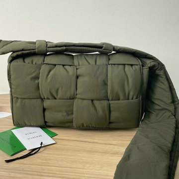 商品名称：ボッテガヴェネタ BOTTEGAVENETA aj-BOV628951LSK　2022年最新入荷 ザ パデッド テック カセット 斜め掛け ショルダーバッグ レディースかばん クロスボディバッグ