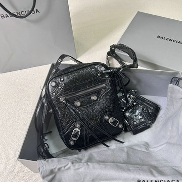 商品名称：バレンシアガ BALENCIAGA 025-BA9655BK 2023年最新入荷 LE CAGOLE メンズ 斜め掛け ショルダーバッグ クロスボディバッグ 携帯ケース