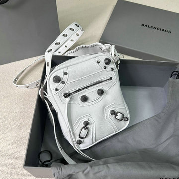 商品名称：バレンシアガ BALENCIAGA 025-BA9655BS 2023年最新入荷 LE CAGOLE メンズ 斜め掛け ショルダーバッグ クロスボディバッグ 携帯ケース