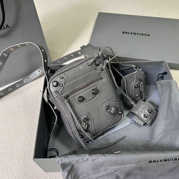 商品名称：バレンシアガ BALENCIAGA 025-BA9655HS 2023年最新入荷 LE CAGOLE メンズ 斜め掛け ショルダーバッグ クロスボディバッグ 携帯ケース