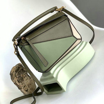商品名称：ロエベ LOEWE 025-LE061838PSJG 2023最新入荷 パズル スモールバッグ 斜めがけ ショルダーバッグ カーフスキン
