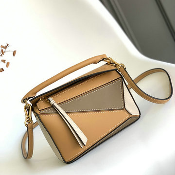 商品名称：ロエベ LOEWE 025-LE061838PSXH  2023最新入荷 パズル スモールバッグ 斜めがけ ショルダーバッグ カーフスキン