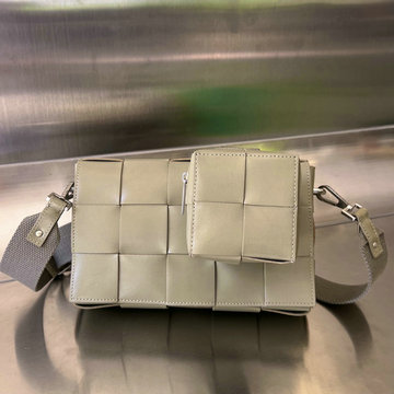 商品名称：ボッテガヴェネタ BOTTEGAVENETA aj-BOV741777HS  2023年最新入荷 バーサタイル ストラップ カセット 斜め掛け ショルダーバッグ クロスボディバッグ