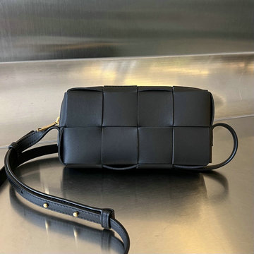 ボッテガヴェネタ BOTTEGAVENETA aj-BOV755031BK  2023年最新入荷 カセット ミニ クロスボディバッグ 斜め掛け ショルダーバッグ スクエアバッグ