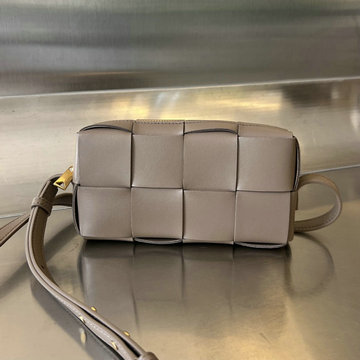 ボッテガヴェネタ BOTTEGAVENETA aj-BOV755031KF  2023年最新入荷 カセット ミニ クロスボディバッグ 斜め掛け ショルダーバッグ スクエアバッグ