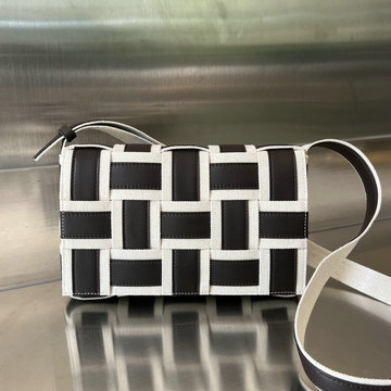 ボッテガヴェネタ BOTTEGAVENETA aj-BOV755217BKB  2023年最新入荷 カセット フラップバッグ 斜め掛け ショルダーバッグ クロスボディバッグ