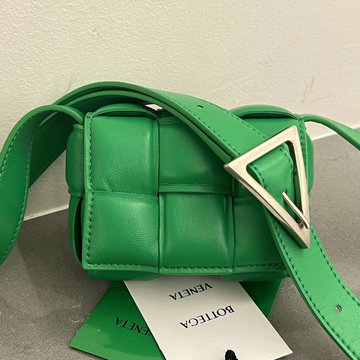 商品名称：ボッテガヴェネタ BOTTEGAVENETA  aj-BOV716648YGL 2023年最新入荷 キャンディー パデッド カセット フラップバッグ 斜め掛け ショルダーバッグ クロスボディバッグ