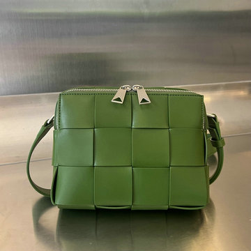 商品名称：ボッテガヴェネタ BOTTEGAVENETA aj-BOV730027SG  2023年最新入荷 カセット カメラバッグ 斜め掛け ショルダーバッグ スクエアバッグ スモールクロスボディバッグ
