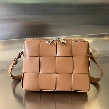 商品名称：ボッテガヴェネタ BOTTEGAVENETA aj-BOV730027TH  2023年最新入荷 カセット カメラバッグ 斜め掛け ショルダーバッグ スクエアバッグ スモールクロスボディバッグ