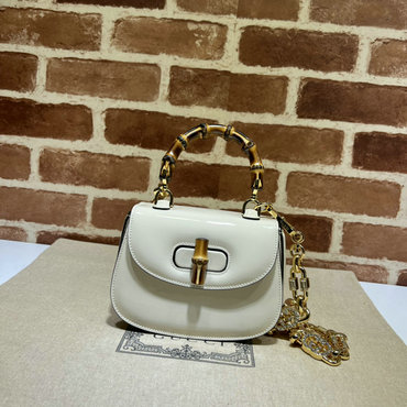 商品名称：グッチ GUCCI 057-GG724641PBS 2023年最新入荷 バンブー 1947 ミニ トップハンドルバッグ チェーンポーチ 斜め掛け ショルダーバッグ クロスボディバッグ