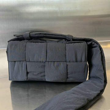 ボッテガヴェネタ BOTTEGAVENETA aj-BOV628951PLKX 2023年最新入荷 パデッド テック カセット フラップバッグ 斜め掛け ショルダーバッグ クロスボディバッグ