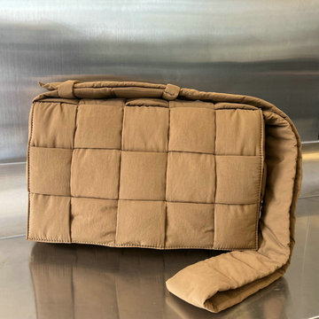 商品名称：ボッテガヴェネタ BOTTEGAVENETA aj-BOV690133LQXS 2023年最新入荷 マキシ パデッド テック カセット フラップバッグ 斜め掛け ショルダーバッグ