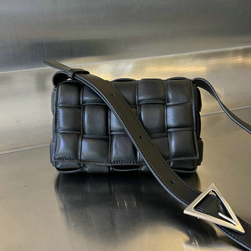 商品名称：ボッテガヴェネタ BOTTEGAVENETA  aj-BOV717506BK 2023年最新入荷 スモール パデッド カセット フラップバッグ 斜め掛け ショルダーバッグ クロスボディバッグ