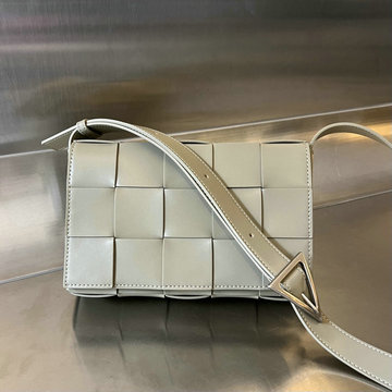 商品名称：ボッテガヴェネタ BOTTEGAVENETA aj-BOV708768QQH 2023年最新入荷 ザ カセット 斜め掛け ショルダーバッグ クロスボディバッグ スクエアバッグ
