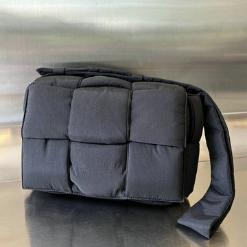 ボッテガヴェネタ BOTTEGAVENETA aj-BOV743623BBK  2023年最新入荷 ピロー カセット フラップバッグ 斜め掛け ショルダーバッグ クロスボディバッグ 男女兼用