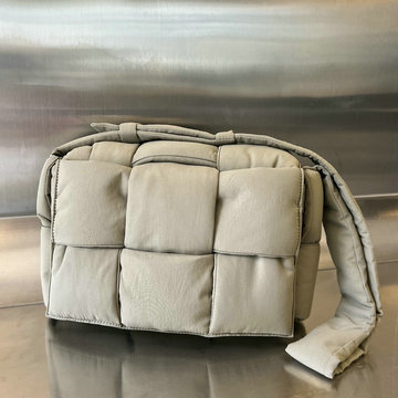 商品名称：ボッテガヴェネタ BOTTEGAVENETA aj-BOV743623BQH  2023年最新入荷 ピロー カセット フラップバッグ 斜め掛け ショルダーバッグ クロスボディバッグ 男女兼用
