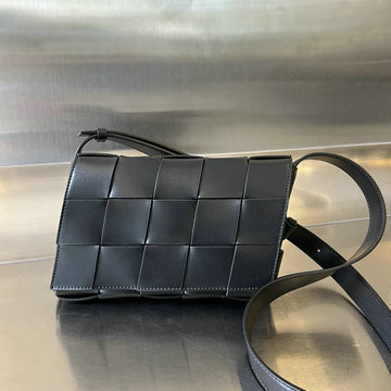 ボッテガヴェネタ BOTTEGAVENETA aj-BOV765897QBK  2023年最新入荷 スピード カセット フラップバッグ 斜め掛け ショルダーバッグ クロスボディバッグ
