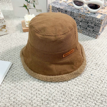 商品名称：ミュウミュウ MIUMIU AN-MZMM23002 2023年秋冬最新入荷 バケットハット エスバドリーハット ラムウール帽子 防寒防風 暖かい 短めのブリム