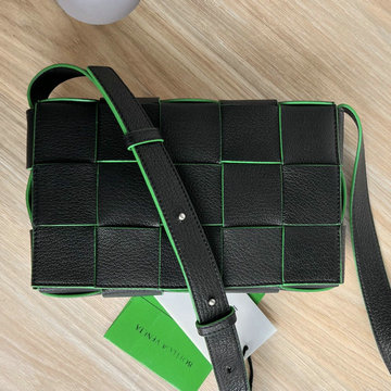 ボッテガヴェネタaj-BOV578004PKG  BOTTEGAVENETA 2023年最新入荷 カセット フラップバッグ 斜め掛け ショルダーバッグ クロスボディバッグ マグネットクロージャー