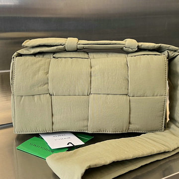 商品名称：ボッテガヴェネタaj-BOV628951LQXS  BOTTEGAVENETA 2023年最新入荷 パデッド テック カセット フラップバッグ 斜め掛け ショルダーバッグ クロスボディバッグ