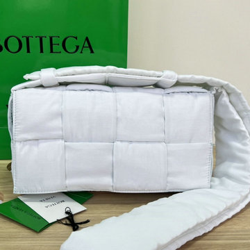 商品名称：ボッテガヴェネタaj-BOV628951PLBG  BOTTEGAVENETA 2023年最新入荷 パデッド テック カセット フラップバッグ 斜め掛け ショルダーバッグ クロスボディバッグ