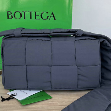ボッテガヴェネタ aj-BOV628951PLHL BOTTEGAVENETA 2023年最新入荷 パデッド テック カセット フラップバッグ 斜め掛け ショルダーバッグ クロスボディバッグ