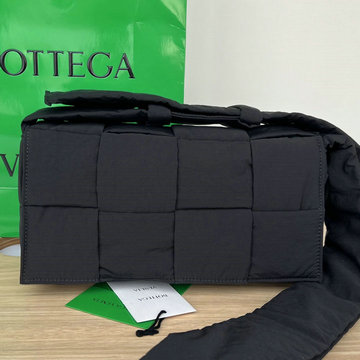 商品名称：ボッテガヴェネタ aj-BOV628951PLKG BOTTEGAVENETA 2023年最新入荷 パデッド テック カセット フラップバッグ 斜め掛け ショルダーバッグ クロスボディバッグ