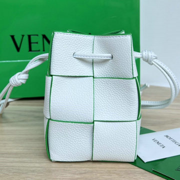 商品名称：ボッテガヴェネタ aj-BOV680217PBG BOTTEGAVENETA 2023年最新入荷 カセット ミニ クロスボディバケットバッグ 斜め掛け ショルダーバッグ クロスボディバッグ