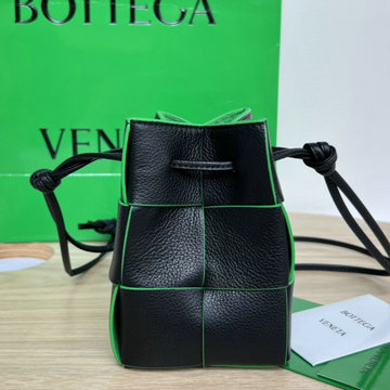 商品名称：ボッテガヴェネタ aj-BOV680217PKG BOTTEGAVENETA 2023年最新入荷 カセット ミニ クロスボディバケットバッグ 斜め掛け ショルダーバッグ クロスボディバッグ